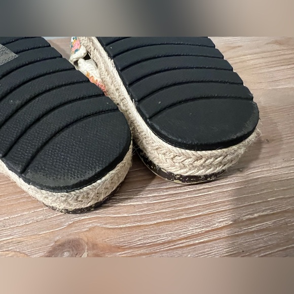 Cute floral SHEIN sandal! - Picture 5 of 5